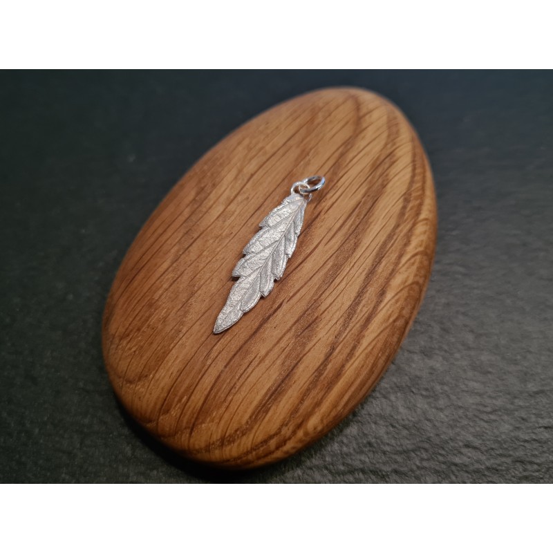 [OZALIE CREATIONS] Hemp leaf pendant - model 2